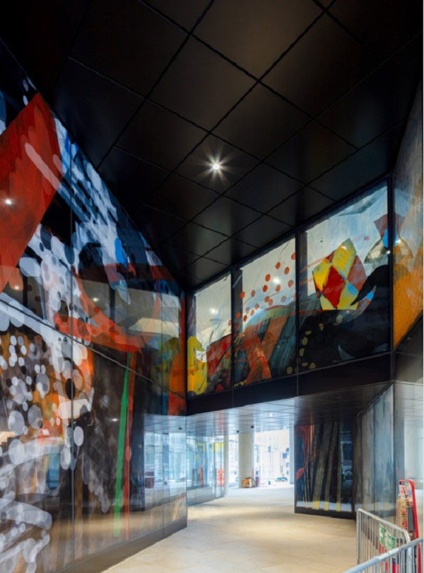 Connection to the interior: colorfully designed glass in the connecting passageways takes over the design idea of the canopies with its own language of images and form, thus becoming one of the style-defining features of 22 Bishopsgate. Photos: Simon Kennedy