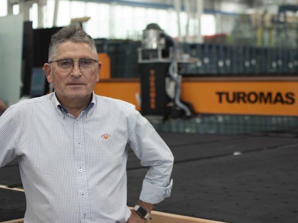 Felipe Parra, director of Acristalamientos Vinuesa next to the new LAM506SX cutting line.
